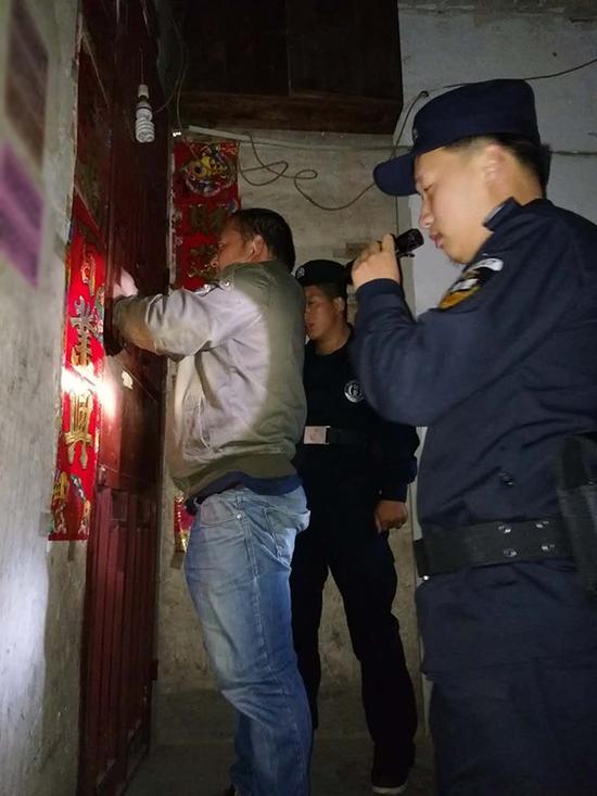 天津粗心妈妈误将幼女锁家中 民警全城寻开锁师傅开门